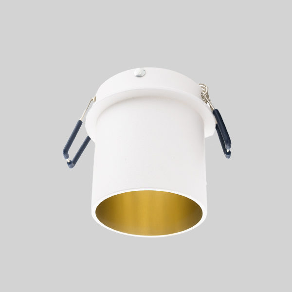 Sandweißer und sandschwarzer Downlight-Halter mit Blendschutz und goldener Innenseite