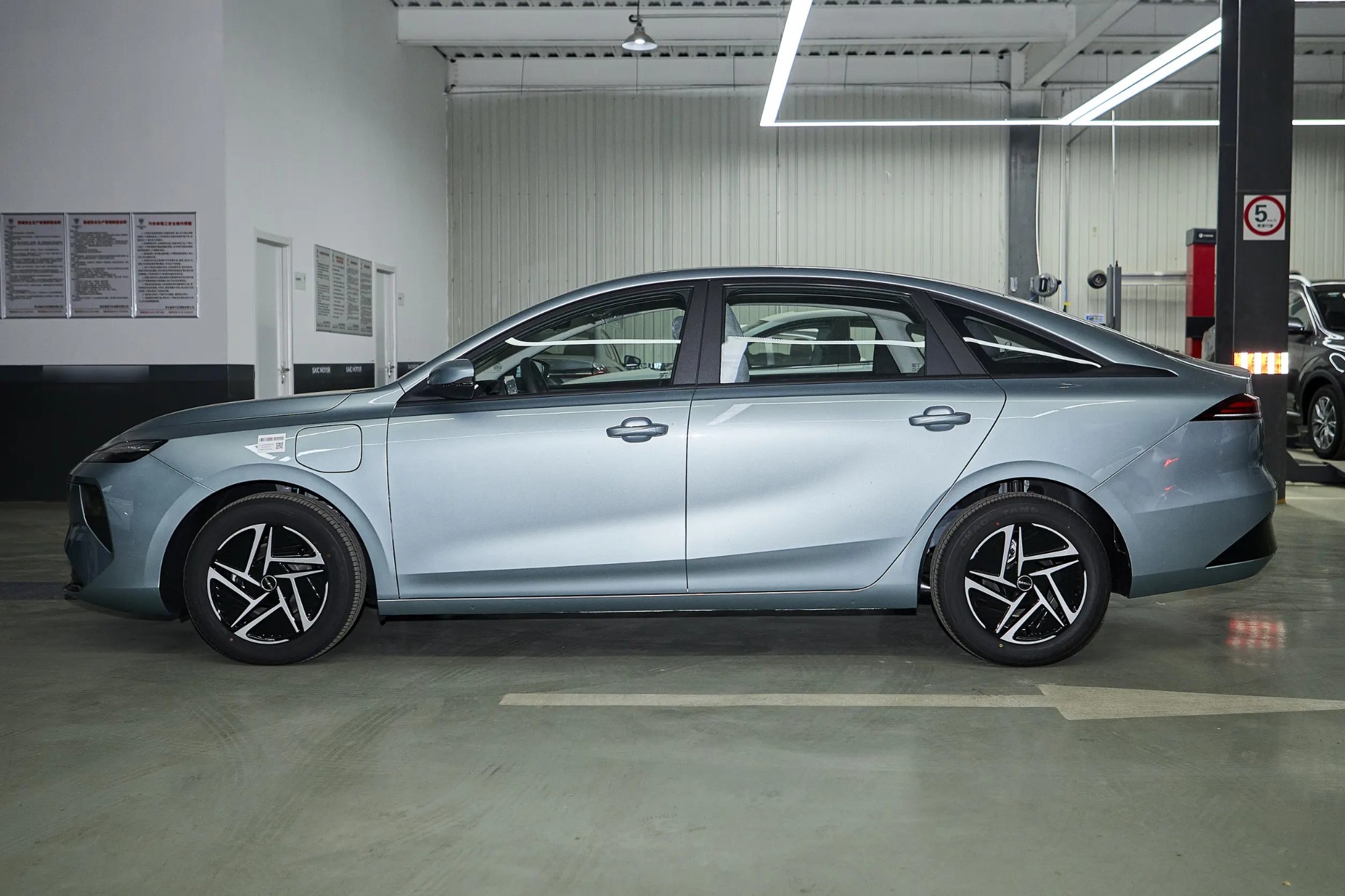 Roewe D6 2025 450 км Премиум-версия