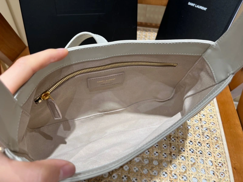 LE 5 A 7 HOBO BAG IN SMOOTH LEATHER