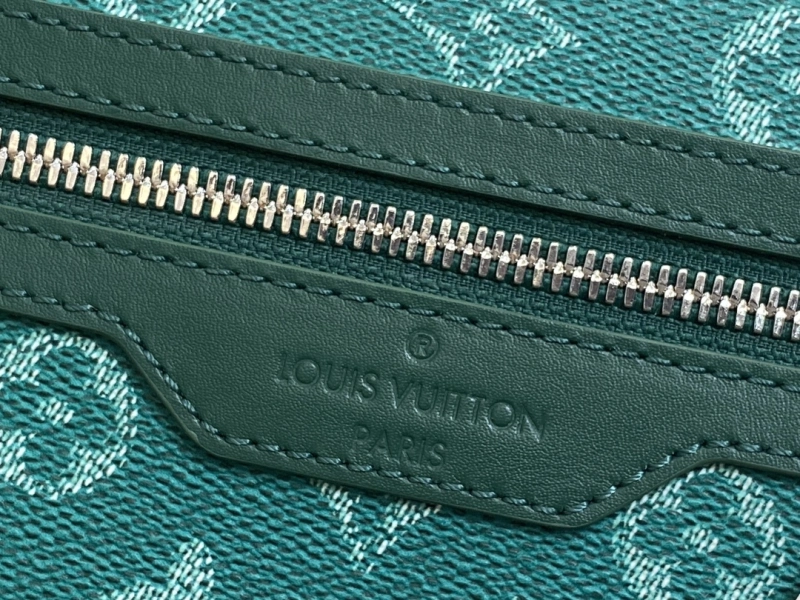 LOUIS VUITTON M12780 DISCOVERY