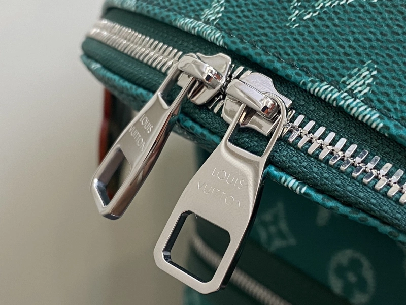LOUIS VUITTON M12780 DISCOVERY