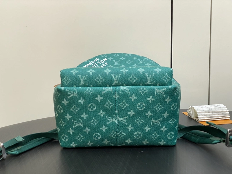 LOUIS VUITTON M12780 DISCOVERY