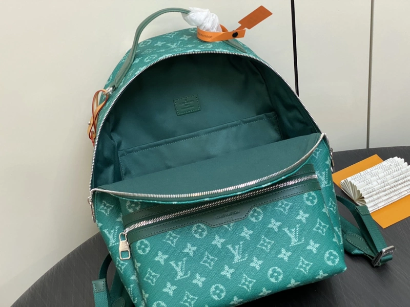 LOUIS VUITTON M12780 DISCOVERY