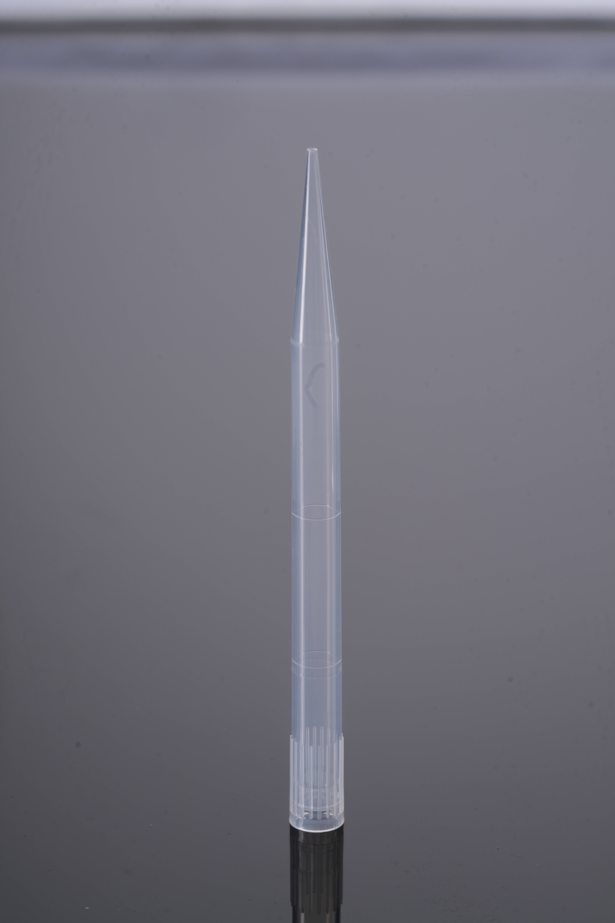 汎用チップ-ノンフィルター-ラック入り-滅菌済み-5000 μL