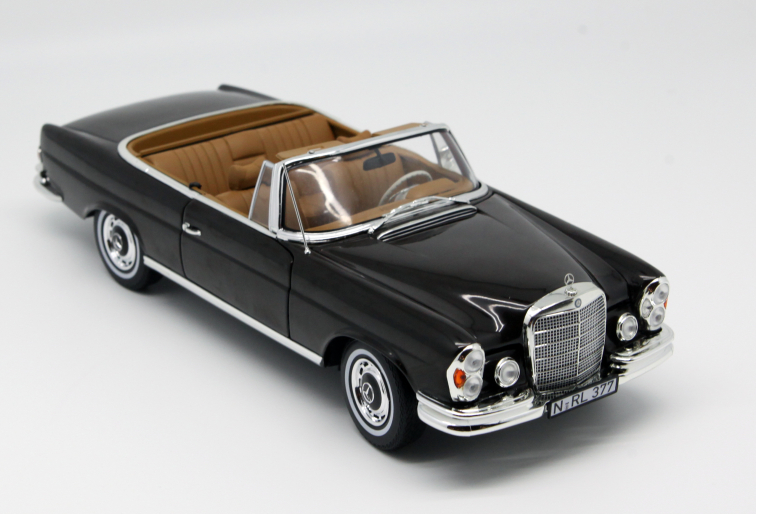 1:18 Classic Luxury Executive Sedan Diecast - Vintage Alloy Collector Series