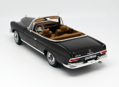 1:18 Classic Luxury Executive Sedan Diecast - Vintage Alloy Collector Series