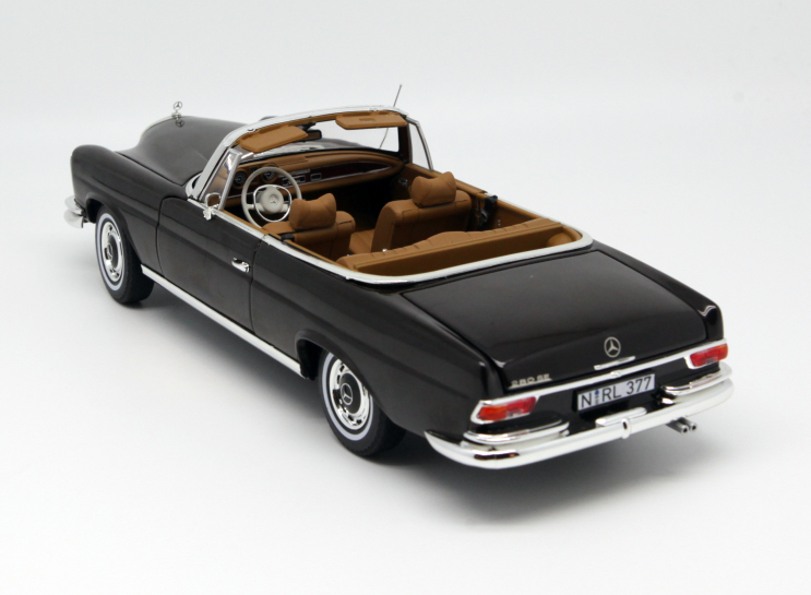 1:18 Classic Luxury Executive Sedan Diecast - Vintage Alloy Collector Series