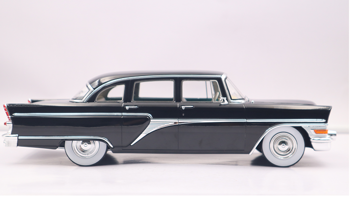 1:18 Vintage Classic Luxury Sedan Diecast - Premium Collector Grade Alloy Model