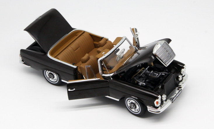 1:18 Classic Luxury Executive Sedan Diecast - Vintage Alloy Collector Series