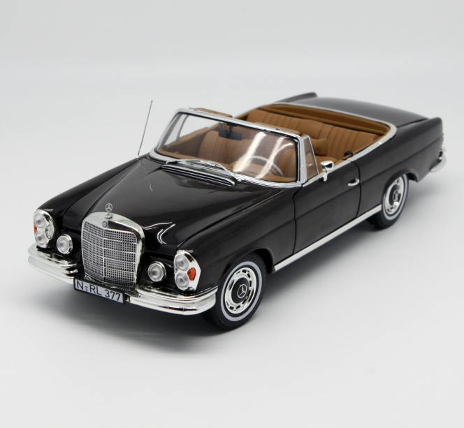 1:18 Classic Luxury Executive Sedan Diecast - Vintage Alloy Collector Series