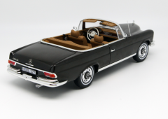 1:18 Classic Luxury Executive Sedan Diecast - Vintage Alloy Collector Series