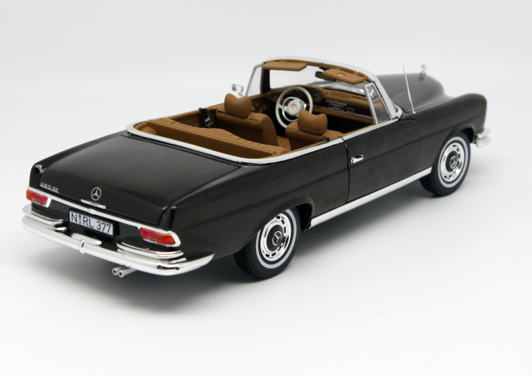 1:18 Classic Luxury Executive Sedan Diecast - Vintage Alloy Collector Series