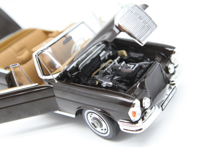 1:18 Classic Luxury Executive Sedan Diecast - Vintage Alloy Collector Series
