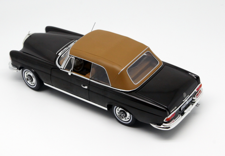 1:18 Classic Luxury Executive Sedan Diecast - Vintage Alloy Collector Series