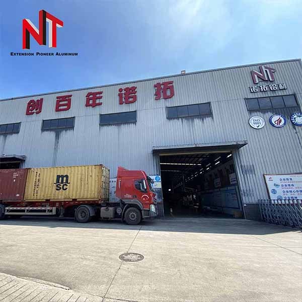 Aluminum bar for making doors