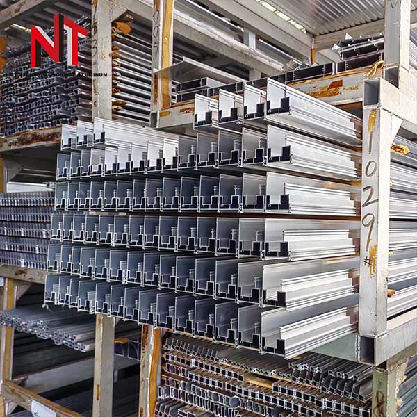 Aluminium sliding profile