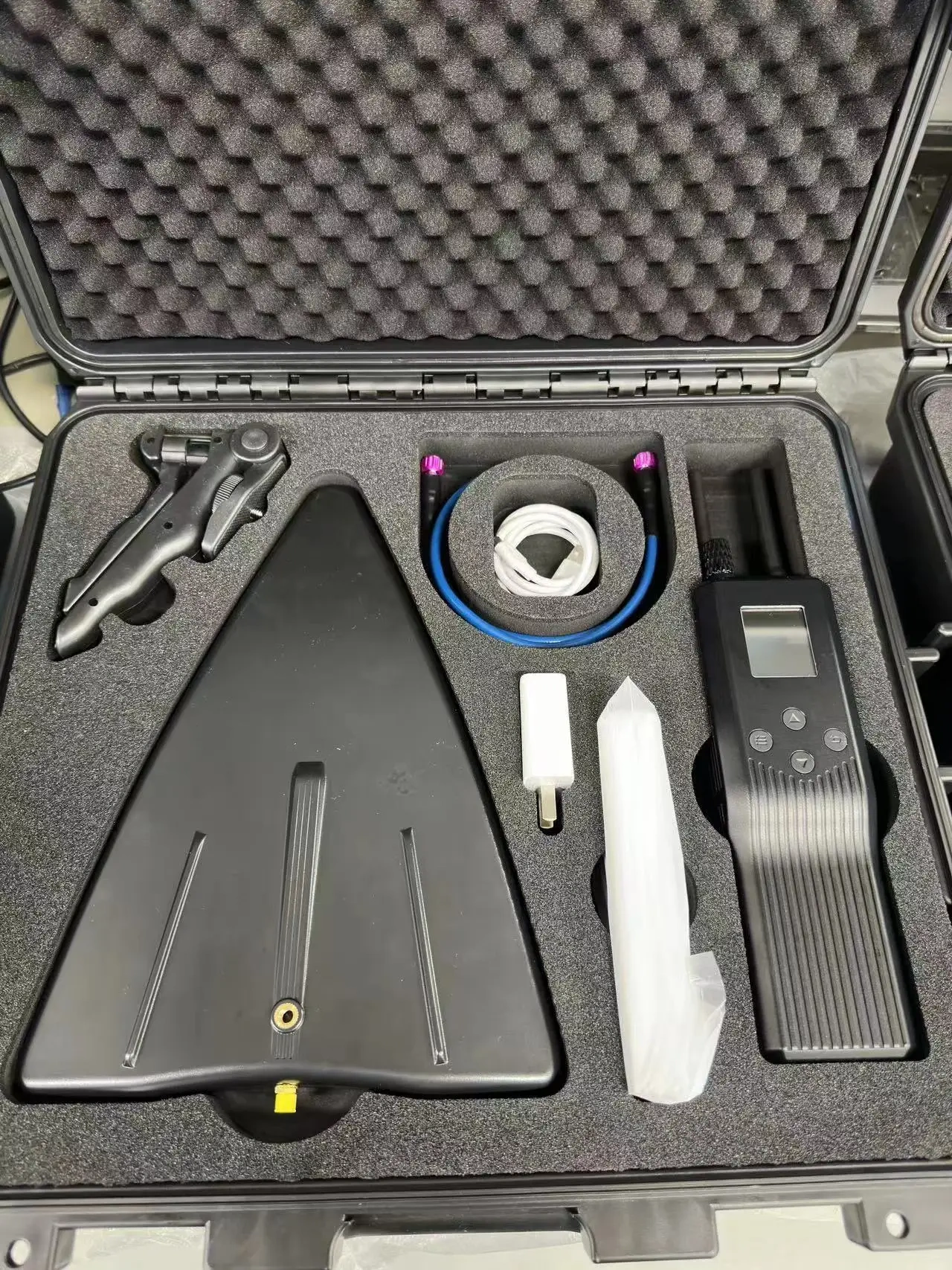 Handheld Drone Detector 900M / 1.1G / 1.2G / 2.4G / 5.8G Detection system IP65 with Direction Finding Antenna Body-Worn device  C-UAS / UAV  Portable
