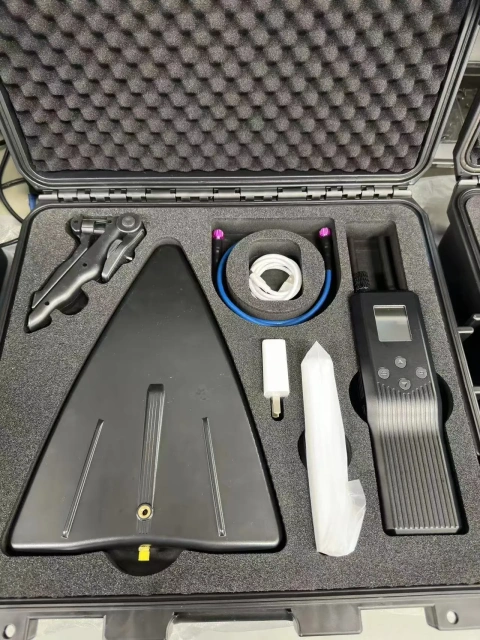 Rilevatore di droni portatile 900M / 1.1G / 1.2G / 2.4G / 5.8G Sistema di rilevamento IP65 con antenna di rilevamento della direzione Dispositivo indossato sul corpo C-UAS / UAV portatile