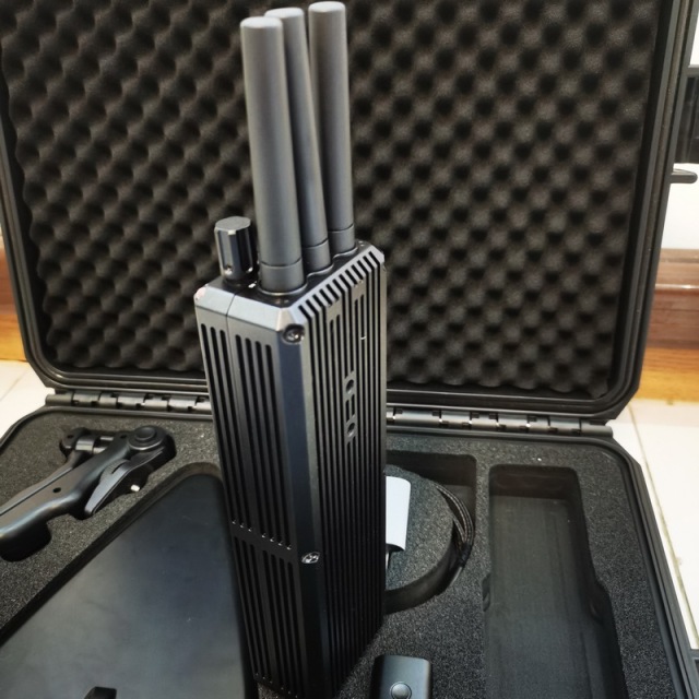 Rilevatore di droni portatile 900M / 1.1G / 1.2G / 2.4G / 5.8G Sistema di rilevamento IP65 con antenna di rilevamento della direzione Dispositivo indossato sul corpo C-UAS / UAV portatile