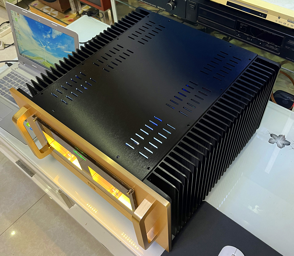 Reference Accuphase AM-200 high power Class A Fully balanced amplifier HiFi high end vu meter amp