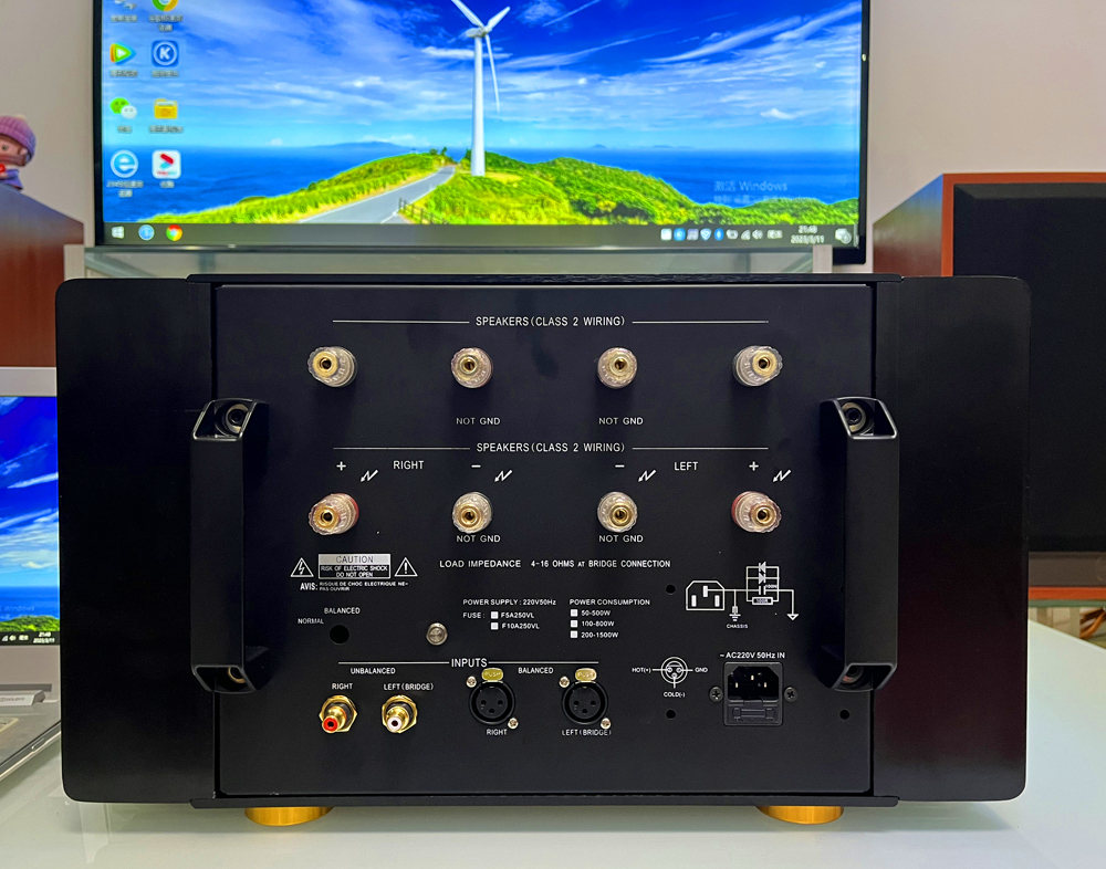 Reference Accuphase AM-200 high power Class A Fully balanced amplifier HiFi high end vu meter amp