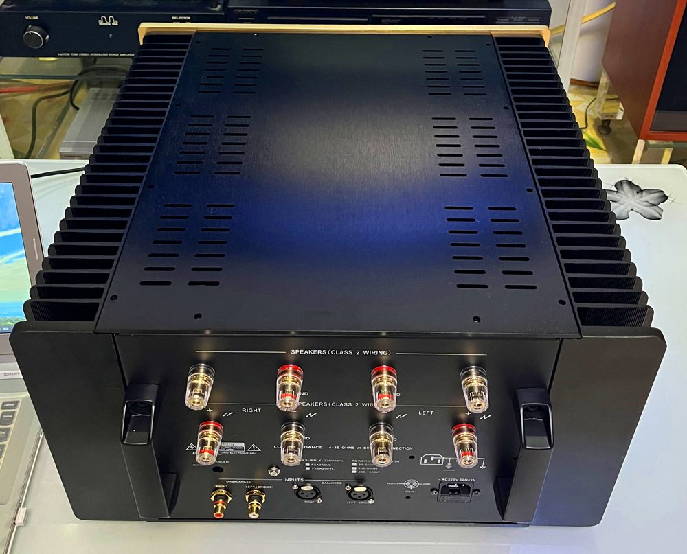 Reference Accuphase AM-200 high power Class A Fully balanced amplifier HiFi high end vu meter amp