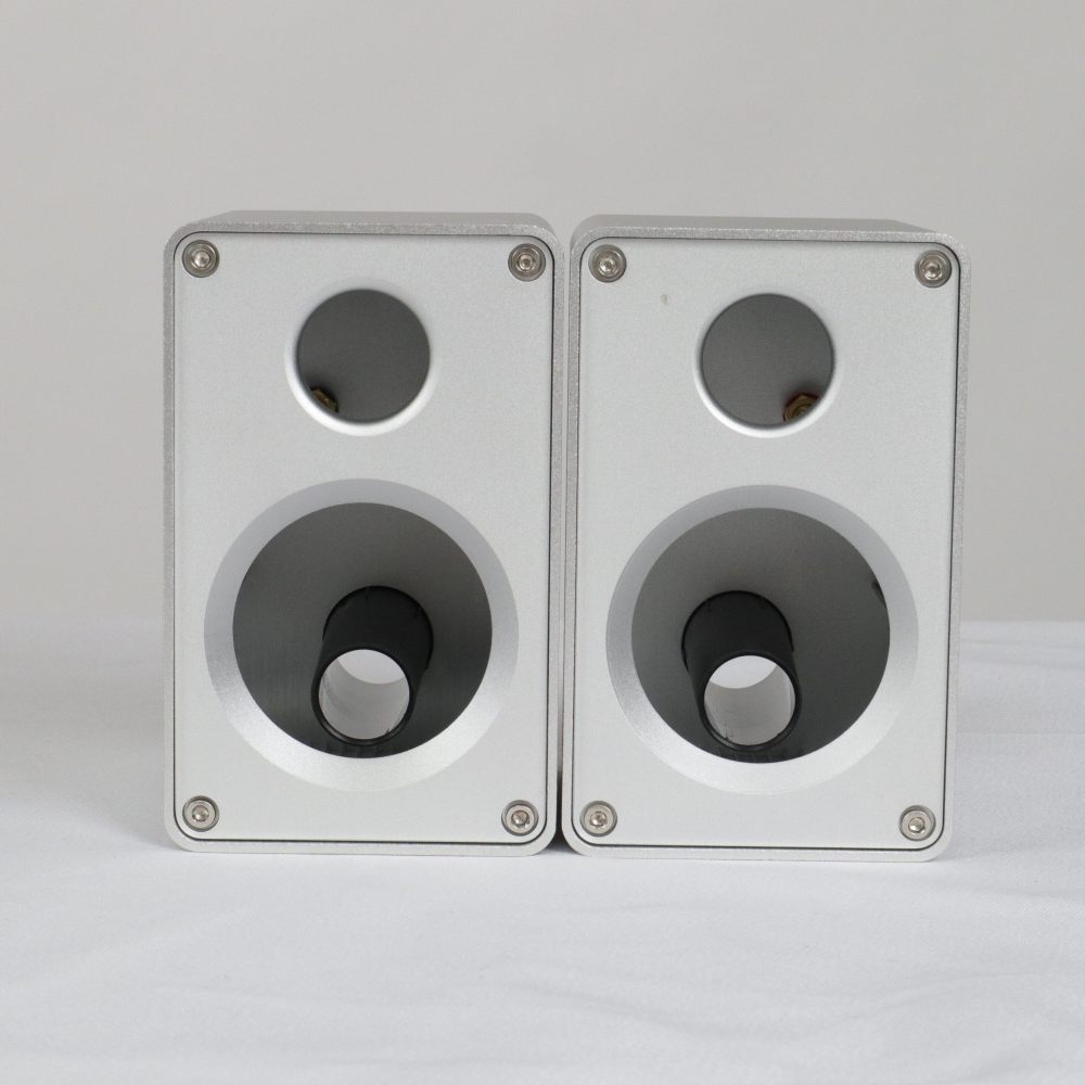 One pair 2.5-inch frequency division by two classic all-aluminum bookshelf speaker enclosure