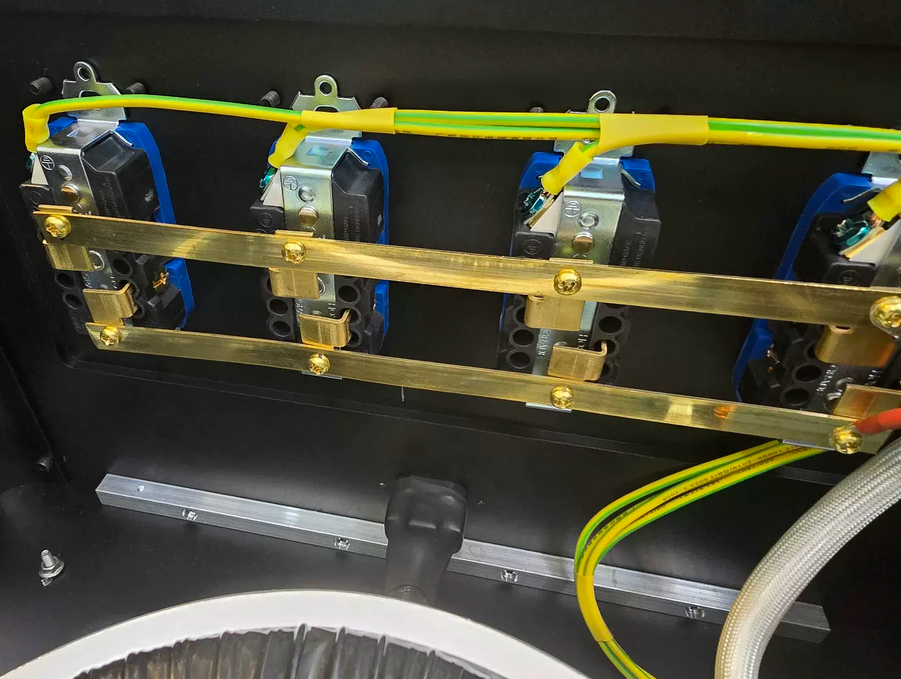 2000W Crosbon imported plitron isolation transformer American Standard plugs creates a solid foundation for a power purification system specifically designed for music