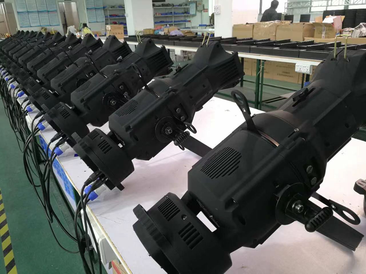 High quality stage light 200W spot profile .