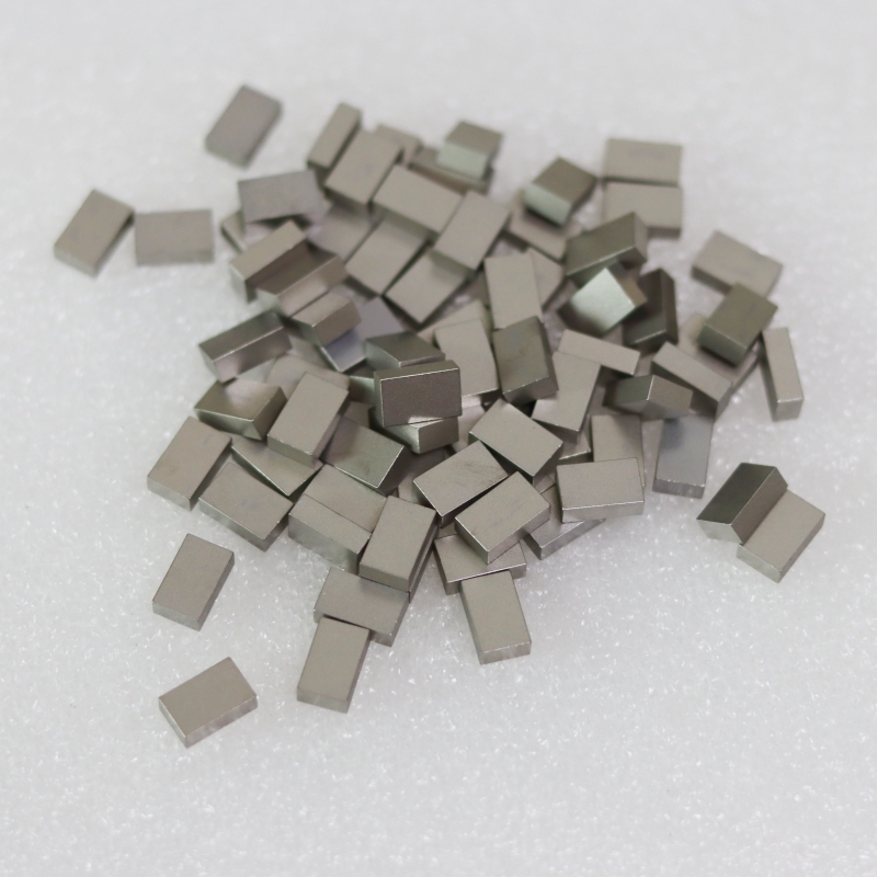 Saw tips for circular wood sawing