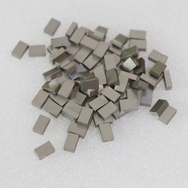 Saw tips for circular wood sawing