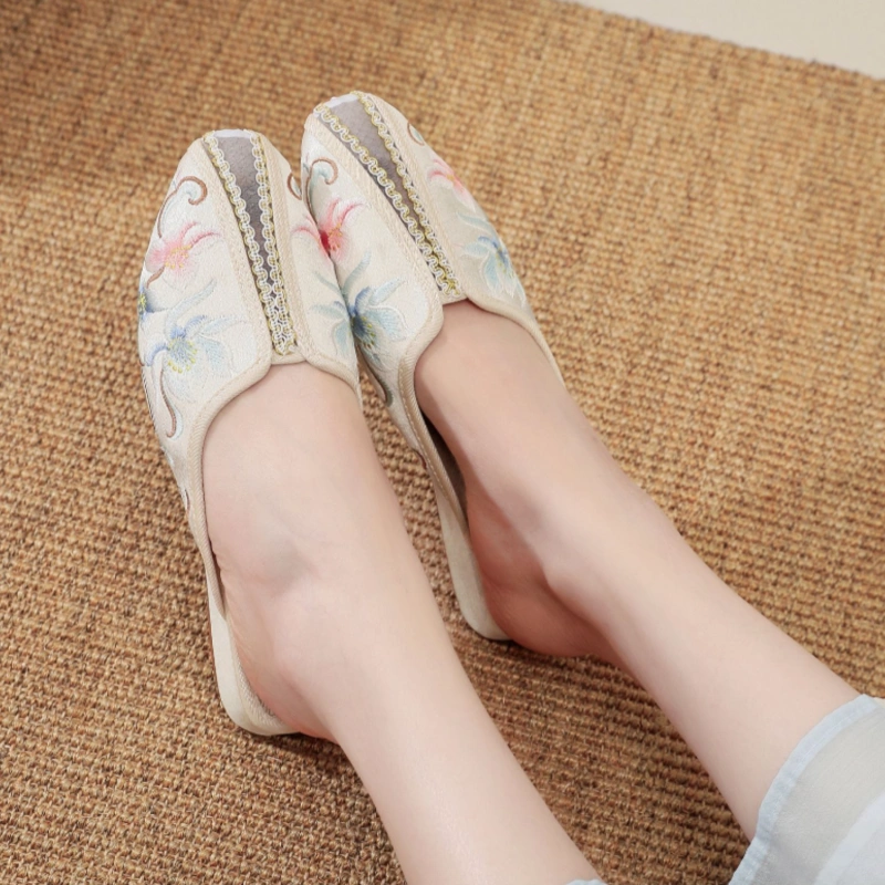 Chinese style embroidered Hanfu Pogan slippers