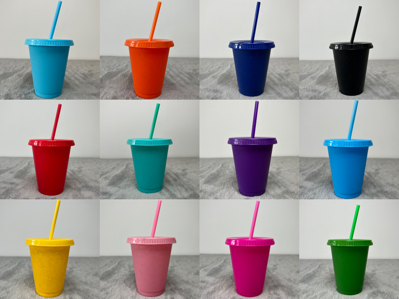 China Glitter Reusable Plastic Cup with Straws and Lids Bulk Color Party Coffee Cup (24oz/17oz)