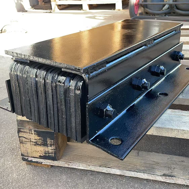 Cache-espace entre le comptoir de la cuisinière