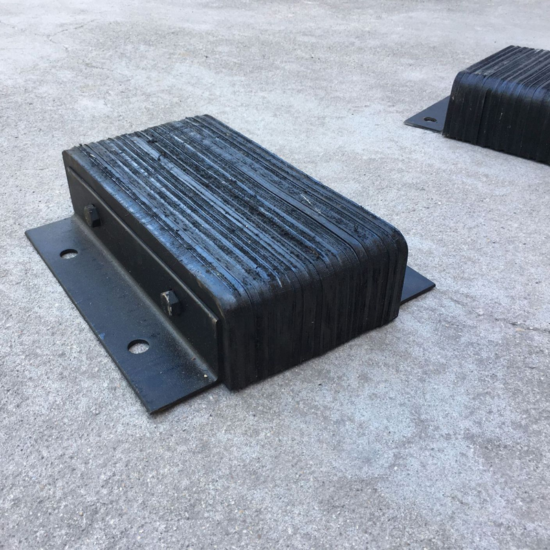 Cache-espace entre le comptoir de la cuisinière