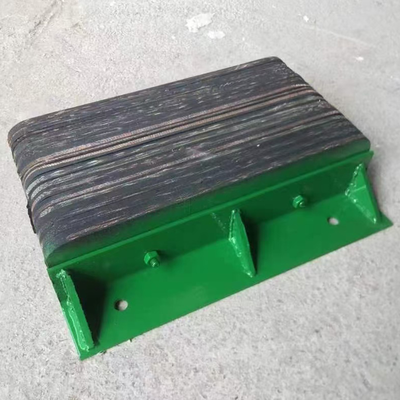 Cache-espace entre le comptoir de la cuisinière