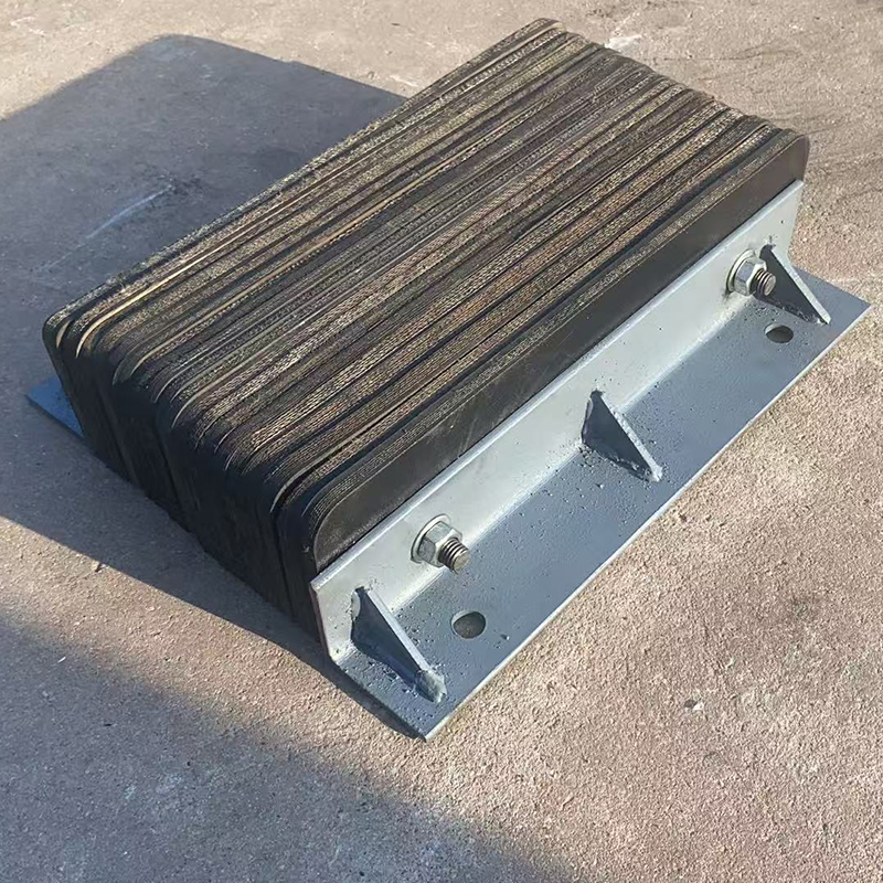 Cache-espace entre le comptoir de la cuisinière