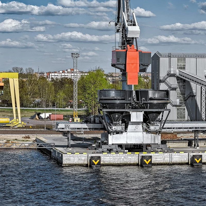 Cache-espace entre le comptoir de la cuisinière