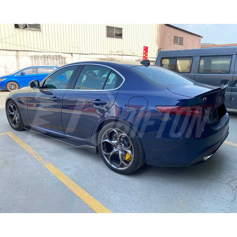 Madness Style Carbon Fiber Side Skirt For Alfa Romeo Giulia 2016-2023