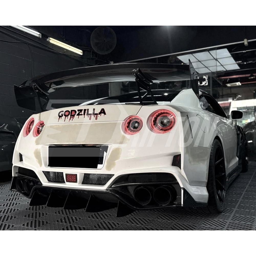 Varis MY19 Style Glass Fiber Rear Bumper With Carbon Fiber Rear Diffuser For Nissan R35 GTR 2008-2023