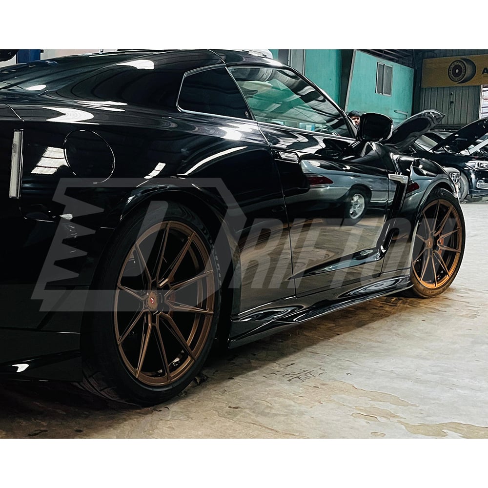 Varis MY17 Style Carbon Fiber Side Skirt Underboard For Nissan R35 GTR 2017-2026
