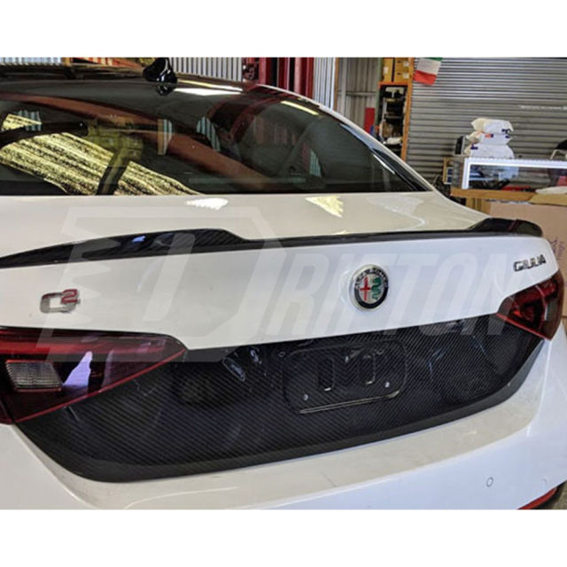 Dry Carbon Fiber Trunk Central Trim License Plate For Alfa Romeo Giulia Quadrifoglio 2016-2023