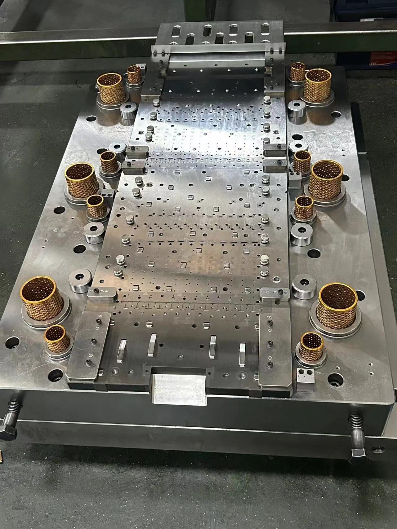 Chain type lamination interlock stamping die