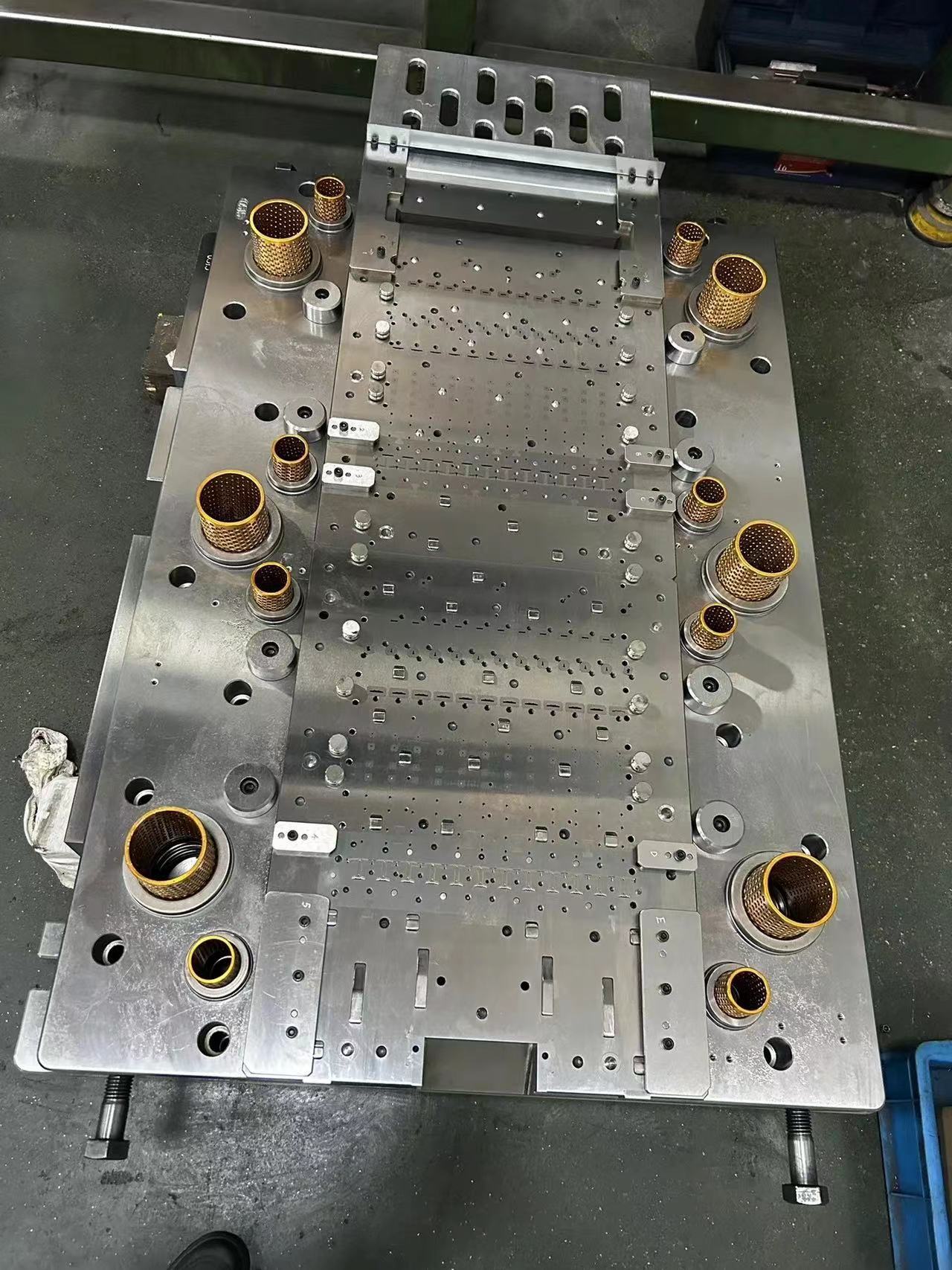 Chain type lamination interlock stamping die