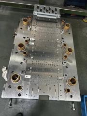 Chain type lamination interlock stamping die