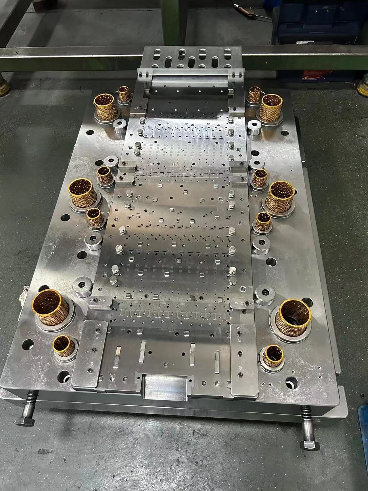 Chain type lamination interlock stamping die