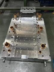 Chain type lamination interlock stamping die