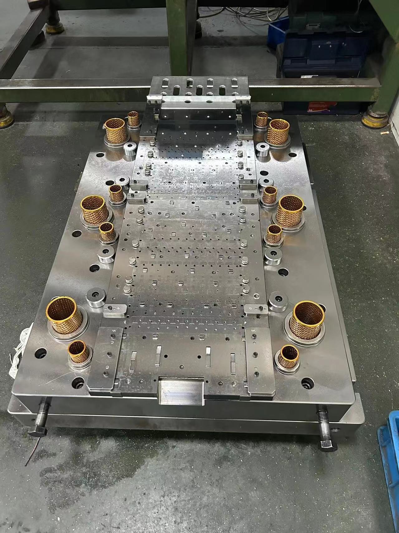 Chain type lamination interlock stamping die