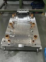 Chain type lamination interlock stamping die