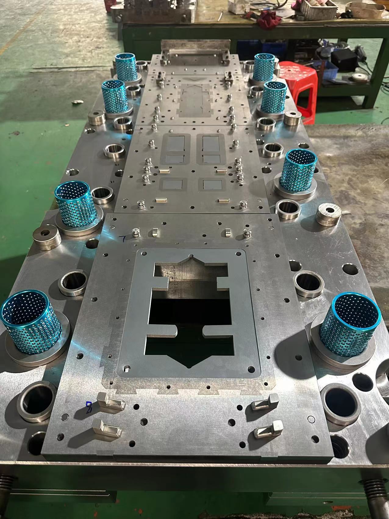 Cruciform lamination high speed carbide die